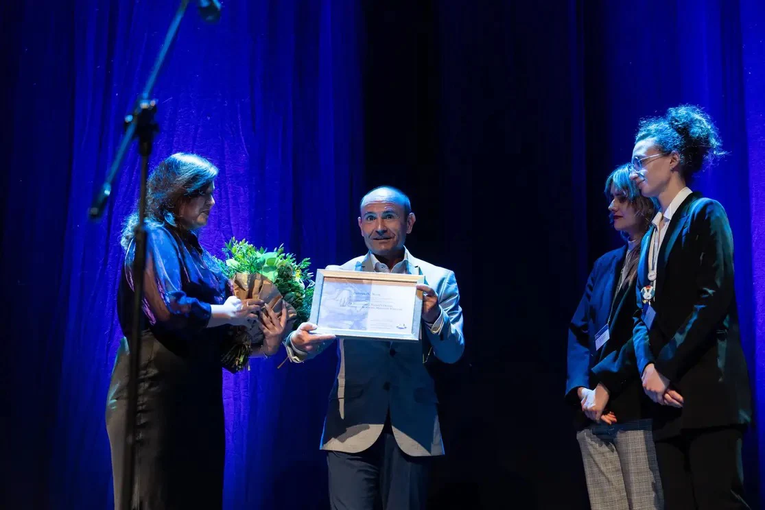 prof. Fabiszak wręcza nagrodę Księga Prospera