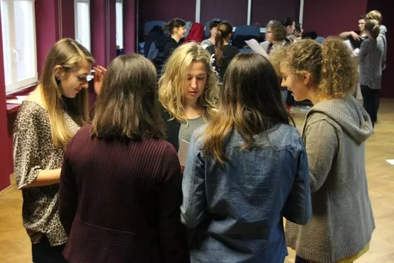 młodzież podczas warsztatów aktorsko-teatralnych