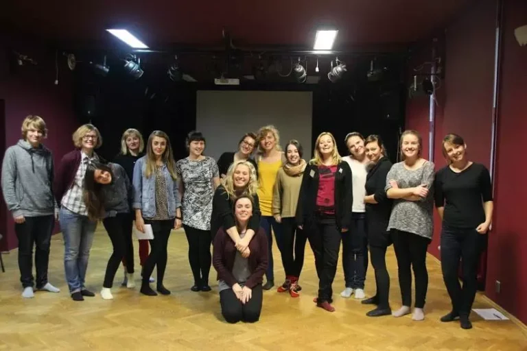 młodzież podczas warsztatów aktorsko-teatralnych