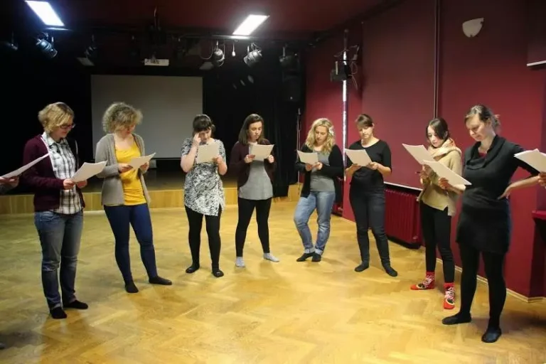 młodzież podczas warsztatów aktorsko-teatralnych