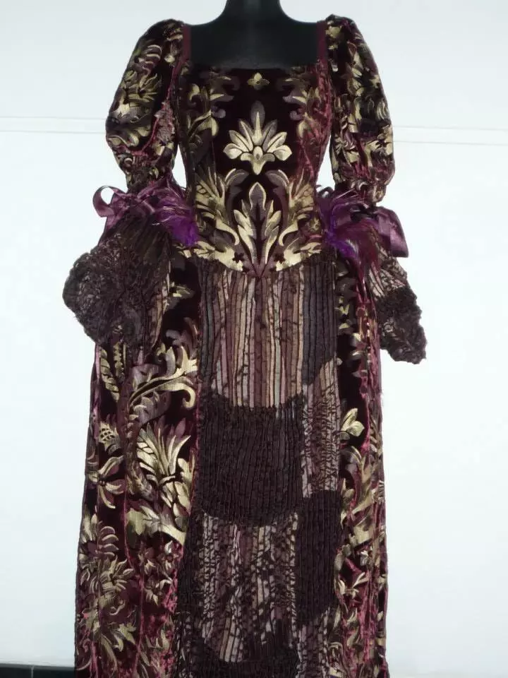 suknia- wystawa z okazji 20-lecia PTS