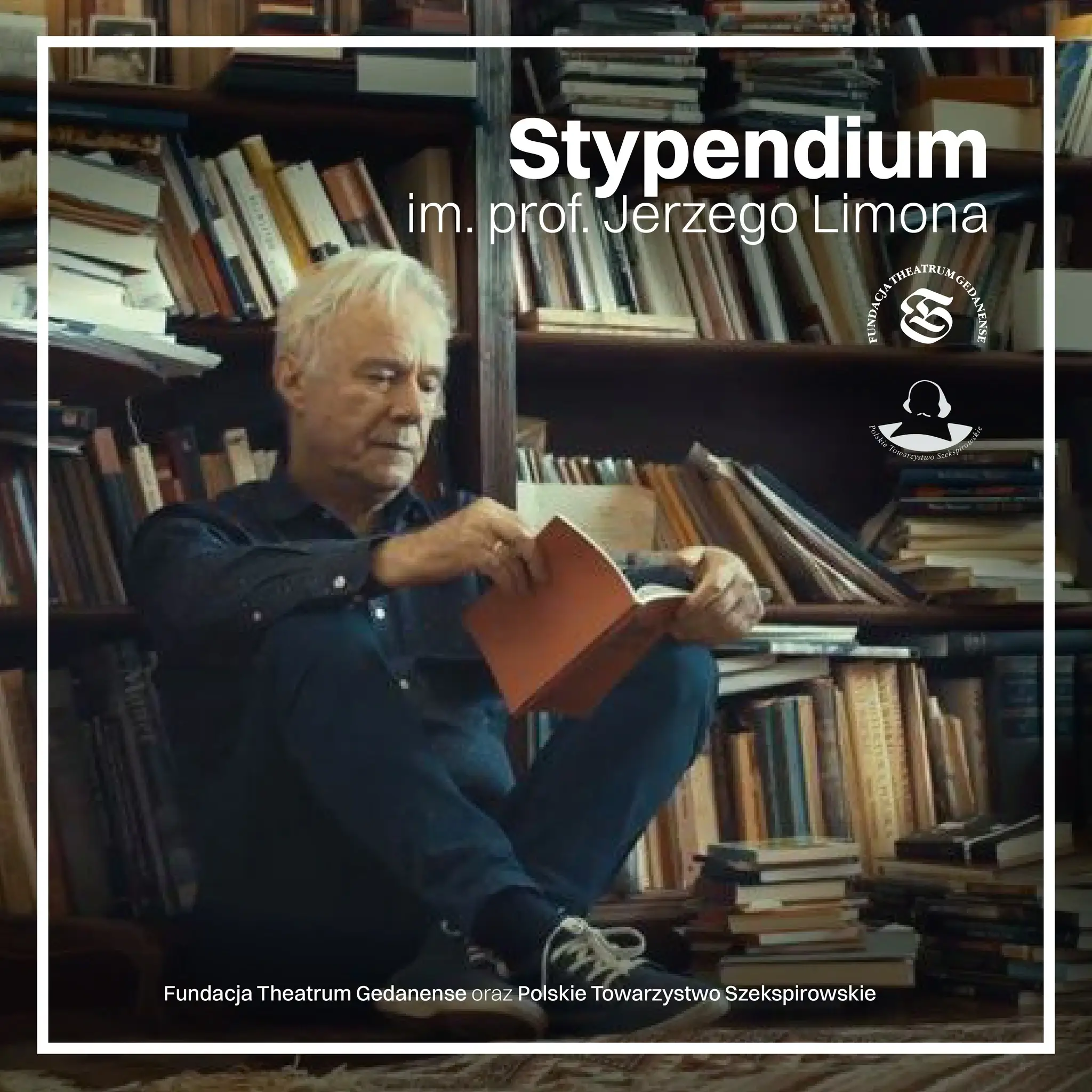 prof limon siedzący w swojej bibliotece