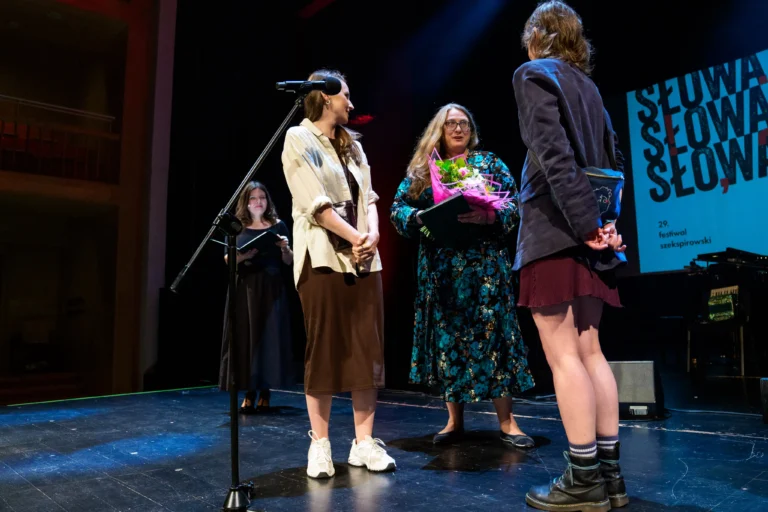 Prezes PTS wręcza nagrodę honorową Księga Prospera za Opowieść Zimową reż. Pamela Leończyk. Na scenie Daria Sobik (adaptacja i dramaturgia) oraz Magdalena Mucha (scenografia i kostiumy).